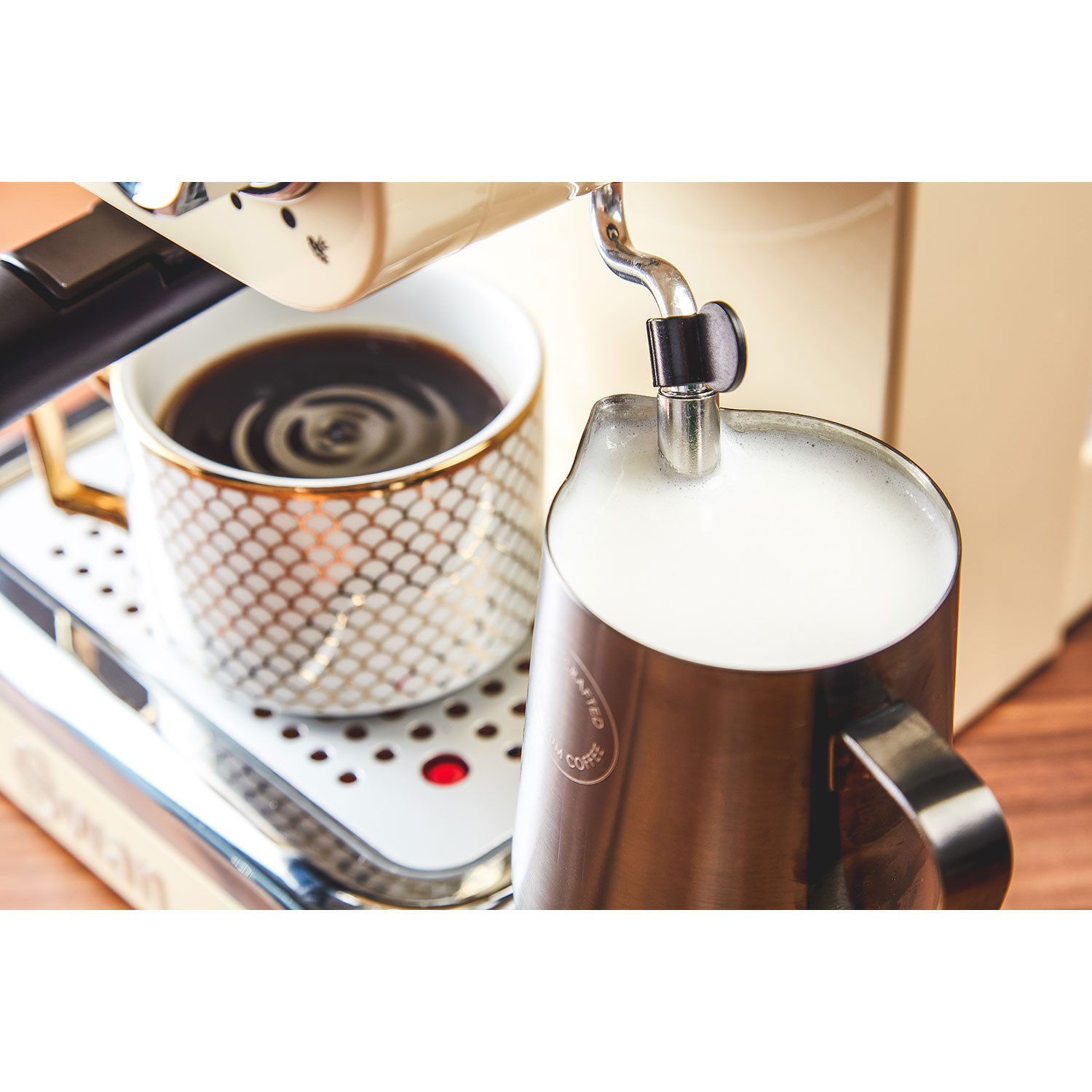 Swan Retro One Touch SK22150CN Cafetera Express Semi Automática para  Espresso y Cappucino, 15 Bares, Vaporizador con Depósito de Leche 0,5L, 1,7  L, Taza Grande o Pequeña, Vintage, Crema, 1200W